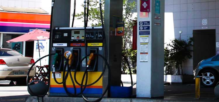 Preço da gasolina nos postos volta a subir após 15 semanas.