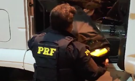 PRF apreende 164 quilos de cocaína com caminhoneiro em Catanduvas/PR.