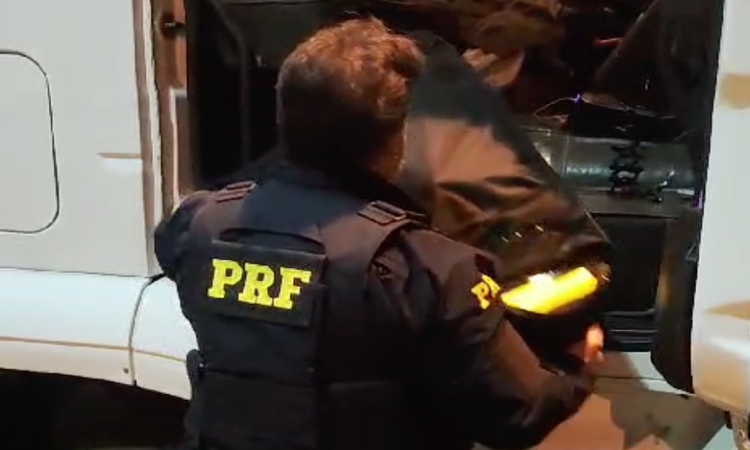 PRF apreende 164 quilos de cocaína com caminhoneiro em Catanduvas/PR.
