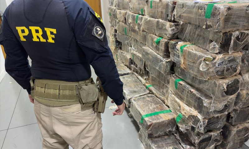 PRF apreende 2 toneladas de maconha escondidas em baú de caminhão no Paraná