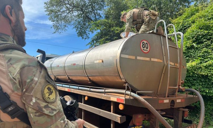 PRF apreende 4 toneladas de agrotóxicos em caminhão de transporte de leite em Zona rural de Toledo