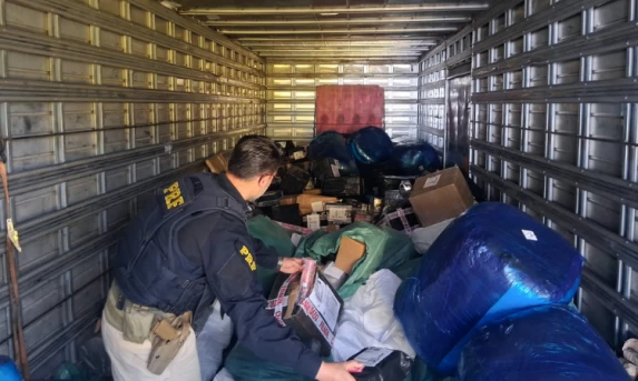 PRF apreende caminhão com cigarros contrabandeados e nota fiscal falsa na BR-277 em Cascavel (PR)