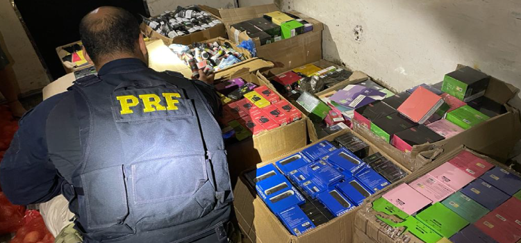 PRF apreende carga de cigarros eletrônicos e essências.