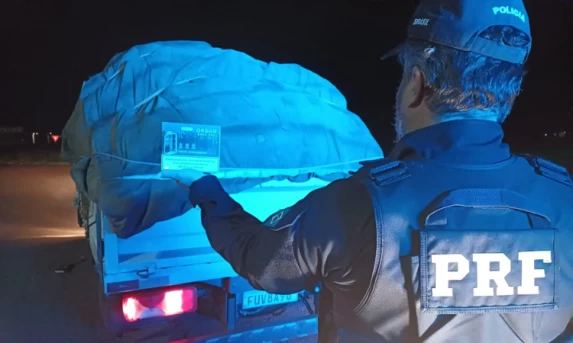 PRF apreende carga de cigarros em Juranda (PR)