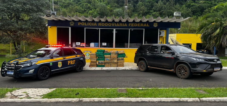 PRF apreende cerca 620 quilos de maconha prensada e recupera veículo com indicativo de roubo/furto, em Irati/PR.