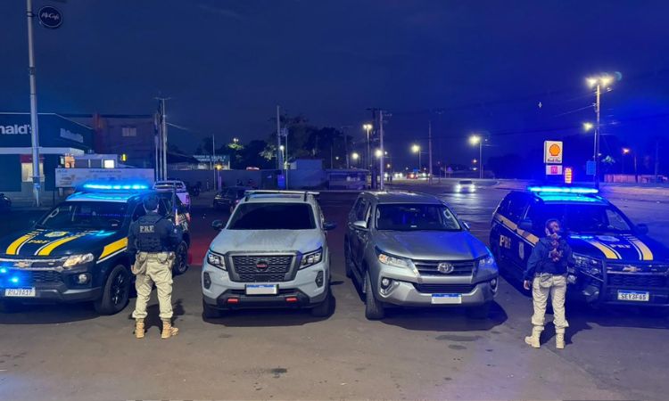 PRF apreende dois veículos furtados em um caminhão cegonha em Foz do Iguaçu