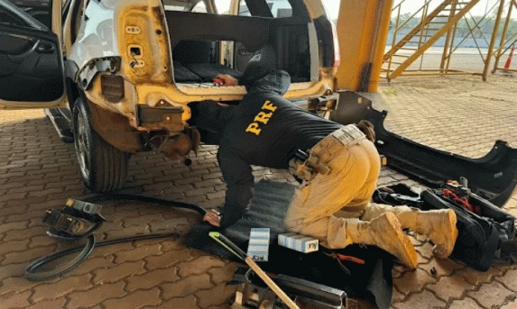 PRF apreende mais de 130 celulares em veículo na BR-277, em Cascavel
