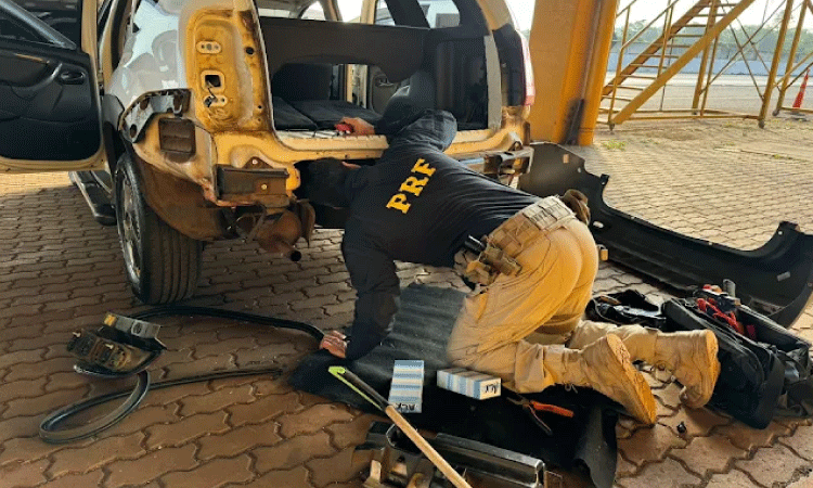 PRF apreende mais de 130 celulares em veículo na BR-277, em Cascavel