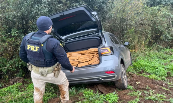 PRF apreende mais de 270kg de maconha e recupera veículo roubado em Guarapuava/PR.
