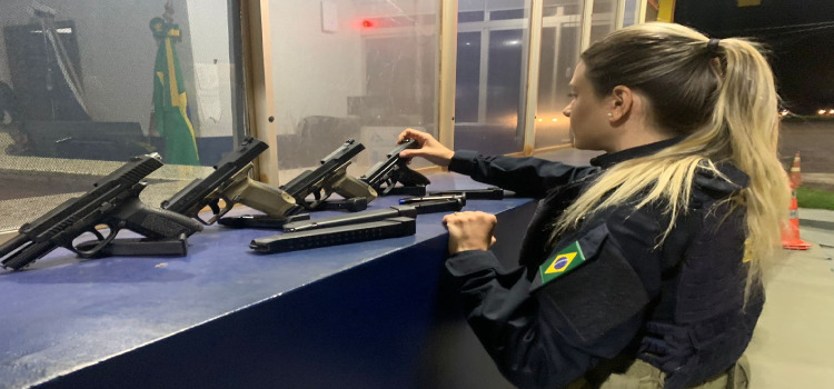 PRF apreende pistolas turcas, merla, skunk e maconha em Santa Terezinha de Itaipu.