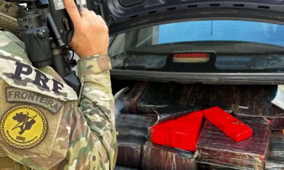 PRF apreende quase 180 kg de maconha após perseguição na BR-467 em Cascavel (PR)