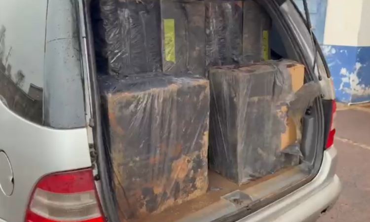 PRF apreende veículo carregado com cerca de 10 mil maços de cigarros na região de Toledo