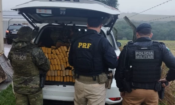 PRF e PM apreendem 1 tonelada de maconha em Cascavel.