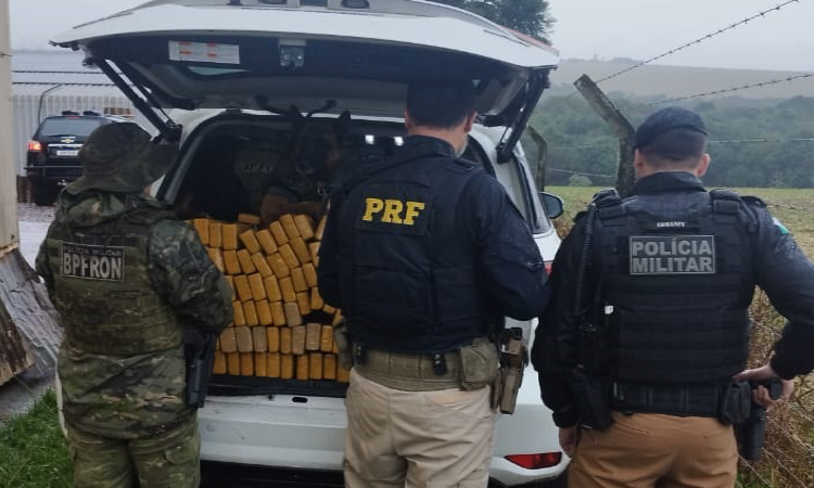 PRF e PM apreendem 1 tonelada de maconha em Cascavel.