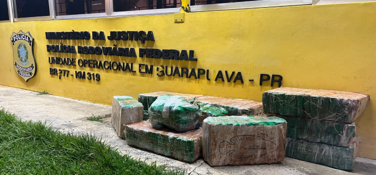 PRF em Guarapuava apreende 221 quilos de maconha, 6,75 quilos de haxixe e recupera veículo roubado.