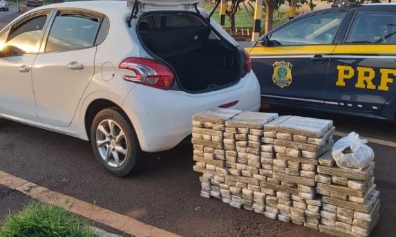 PRF prende duas mulheres traficando mais de 120 quilos de maconha na BR-277 em Céu Azul