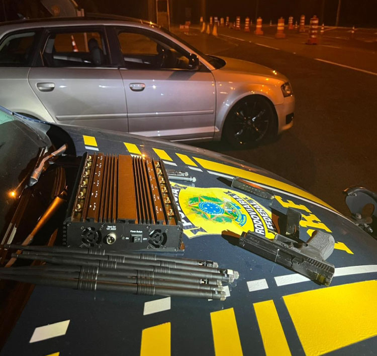 PRF prende homem e mulher portando arma e aparelho bloqueador de sinal em Guarapuava.