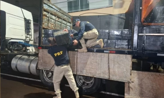 PRF realiza mega apreensão de drogas, cigarros contrabandeados e eletrônicos nas rodovias do Paraná