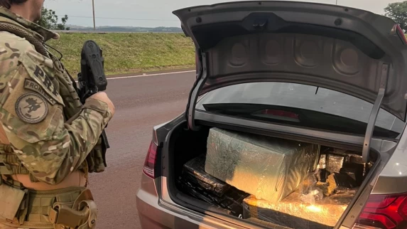PRF recupera carro roubado e apreende drogas em Medianeira/PR