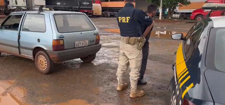 PRF recupera veículo furtado que ostentava placa adulterada.