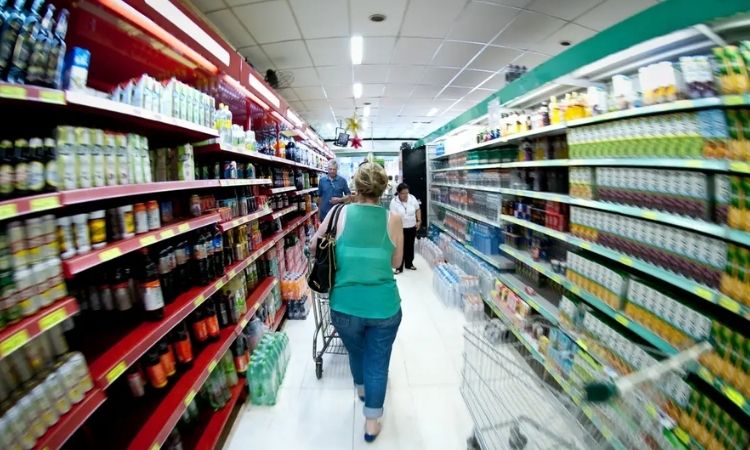 Produção industrial brasileira recua 0,6% de julho para agosto, aponta IBGE