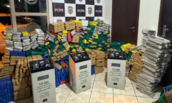 Quase uma tonelada de maconha é apreendida em casa em Foz do Iguaçu.