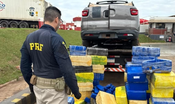 QUASE UMA TONELADA! PRF APREENDE GRANDE CARGA DE MACONHA EM CARRO CLONADO NO OESTE DO PARANÁ