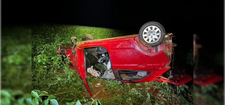 Quatro pessoas ficam feridas e uma morre após grave capotamento em Quedas do Iguaçu.