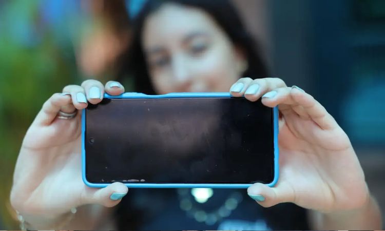 QUEDA BRUSCA: USO DE INTERNET NAS ESCOLAS POR ADOLESCENTES DESPENCA APÓS RESTRIÇÃO DE CELULARES