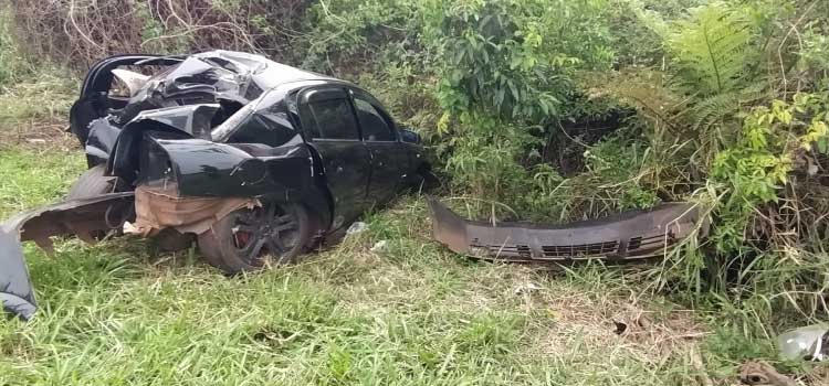 QUEDAS DO IGUAÇU: Carro sai fora da pista e colide contra barranco na PR-484.