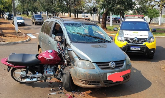 QUEDAS DO IGUAÇU: Colisão entre carro e motocicleta é registrada no centro da cidade.