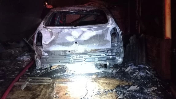 Quedas do Iguaçu: Incêndio criminoso destrói casa e carro em Quedas do Iguaçu; ex-genro é principal suspeito