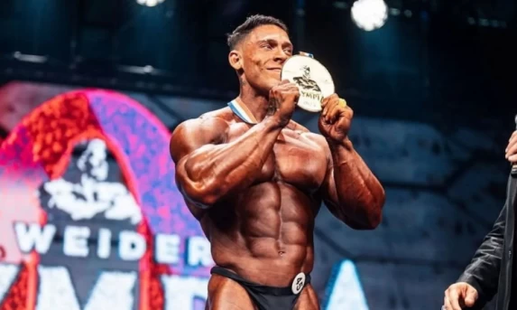 Ramon Dino Faz História e Conquista Título Inédito da Classic Physique no Mr. Olympia 2025