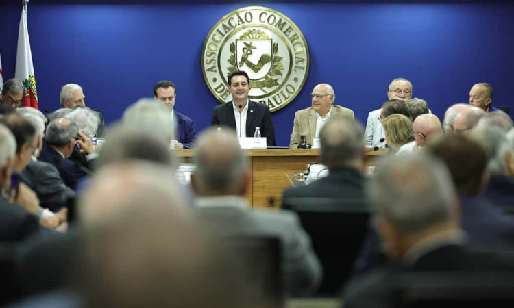 Ratinho Junior Apresenta Dados Econômicos do Paraná em Encontro com Empresários em SP
