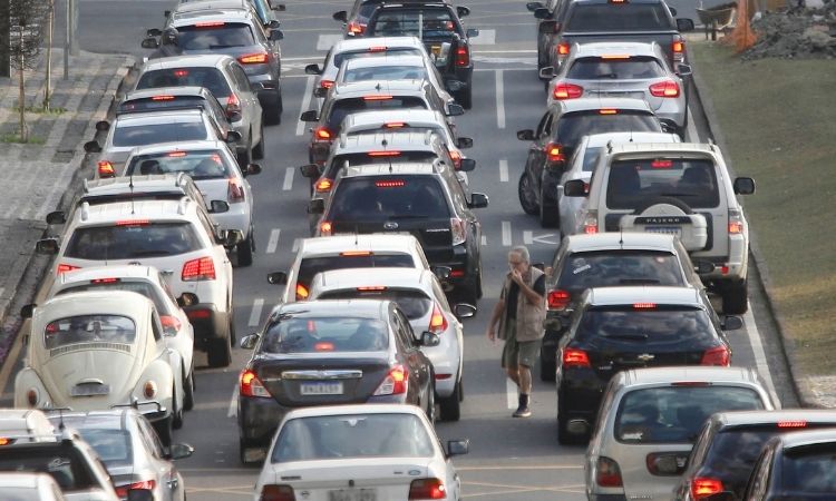 Redução do IPVA para 1,9% faz emplacamentos saltarem 24,7% no Paraná no início de 2026