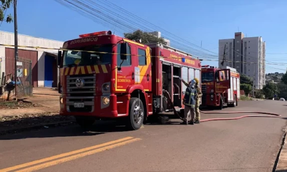 Residência pega fogo no bairro Santa Cruz em Cascavel.