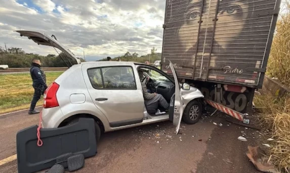 Sandero bate na traseira de caminhão na marginal da BR-277