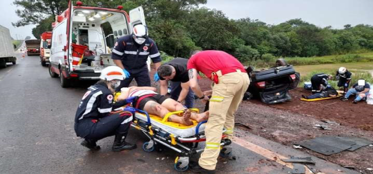 SANTA HELENA: Batida frontal entre carros deixa quatro pessoas feridas na PR-495.