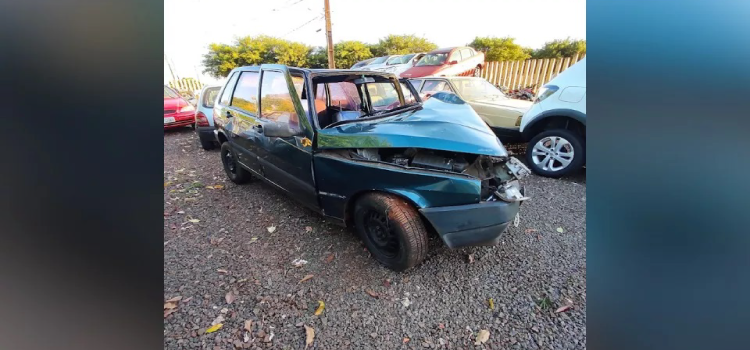 SANTA HELENA: Carro bate contra árvore na PR 317.
