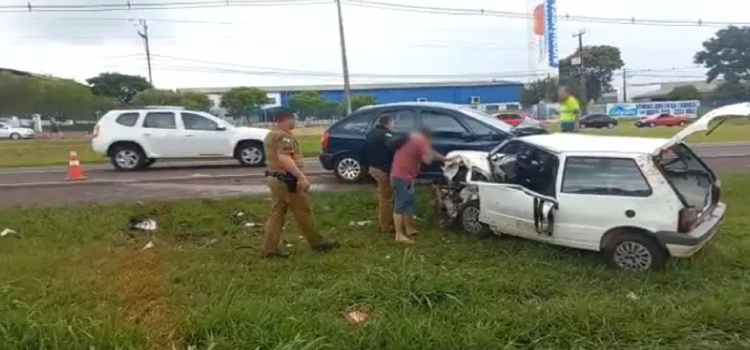 SANTA TEREZA DO OESTE: Forte colisão frontal deixa três pessoas feridas e carro destruído na BR-277.