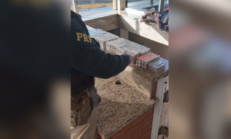 Santa Terezinha de Itaipu: PRF apreende mais de mil ampolas de emagrecedores escondidas no corpo de passageiros