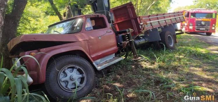 SÃO MIGUEL DO IGUAÇU: Caminhão sai da pista e bate em árvores às margens da PR 497.