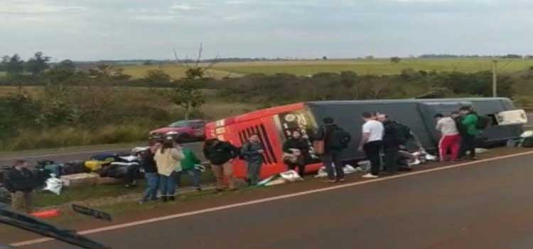 SÃO MIGUEL DO IGUAÇU: Ônibus de viagem tomba na BR-277.