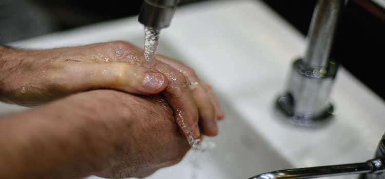 SAÚDE: OMS sugere que medidas simples podem reduzir 70% das infecções.