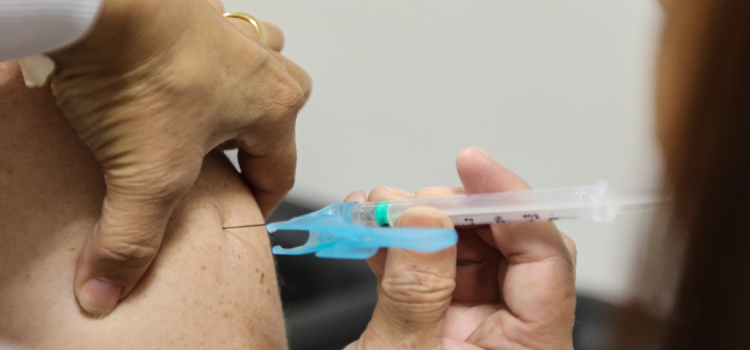 SAÚDE: Pode tomar a vacina da gripe e a dose de reforço contra Covid-19 no mesmo dia?