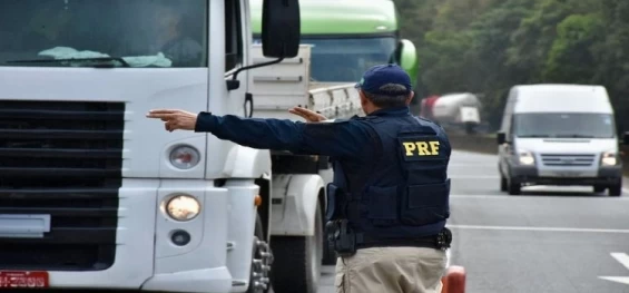 SEGURANÇA PÚBLICA: Dos 22 pneus de carreta, 20 estavam carecas, flagra PRF em fiscalização no Paraná; assista