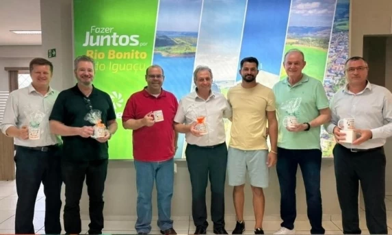 Sicredi entrega Van zero km para acadêmicos de RBI 