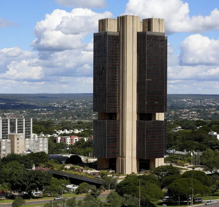 Sob pressão, Banco Central deve manter juro básico em 13,75% ao ano, maior nível em seis anos.