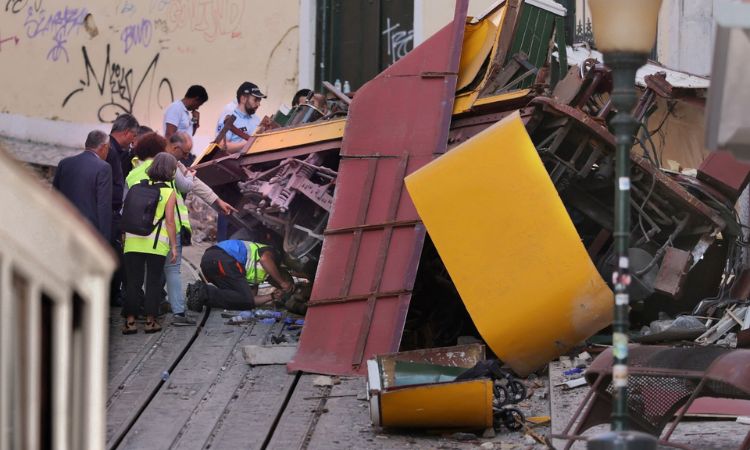 Sobe para 16 o número de mortos em descarrilamento de bondinho em Lisboa
