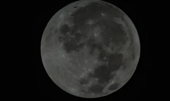 Sol pode ser responsável por formação de água na Lua, confirma experimento da NASA.